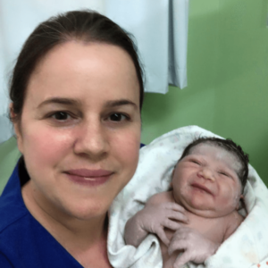 Dra. Ana Ximena com recém nascido no colo