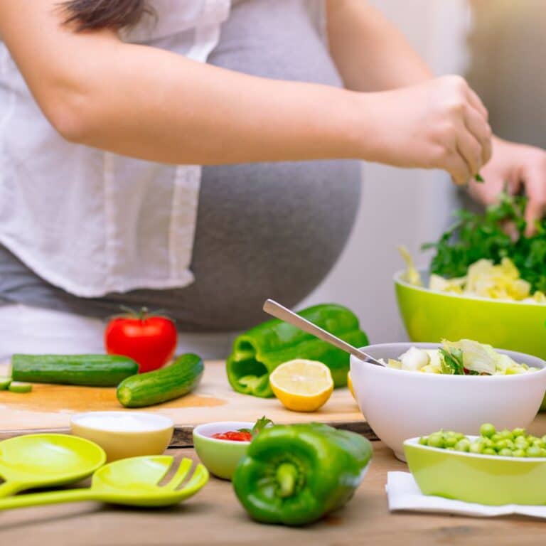 Mulher grávida com alimentação saudável
